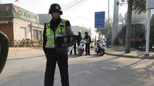 Polizia cinese in Xinjiang