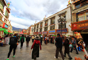 barkhor-Street-in-Lhasa2