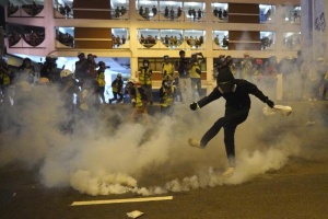 Hong Kong: ancora migliaia in piazza contro il governo